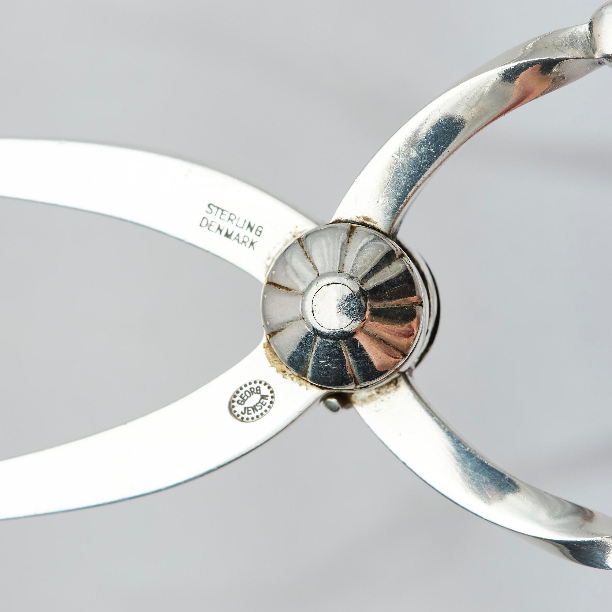 Georg Jensen, a sterling silver serving spade, a sandwich tong and a tea strainer, 3 pcs, Copenhagen after 1945 and one 1925-1932.