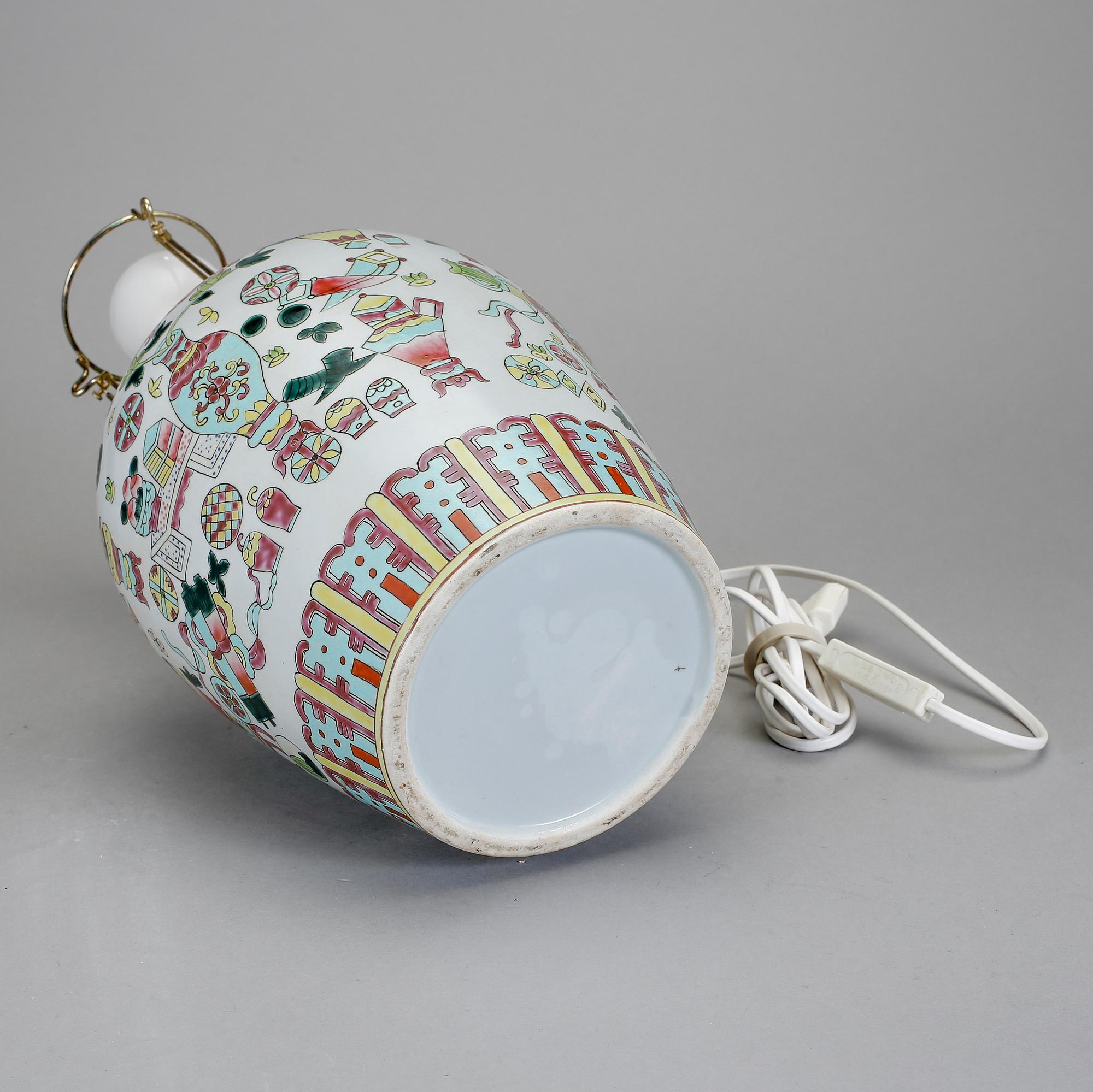 BORDSLAMPA, porslin, Kina, 1900-tal.