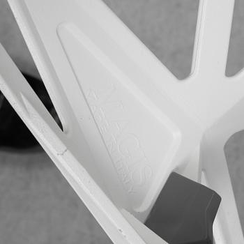 Konstantin Grcic, stolar, 6 st, "Chair One Stacking Chair", Magis, Italien.