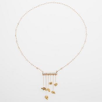 HALSSMYCKE, 14K guld, 6 st guldklimpar och pärlor. Aake Röyskö, 1967, Tammerfors. Vikt 15,9 g.