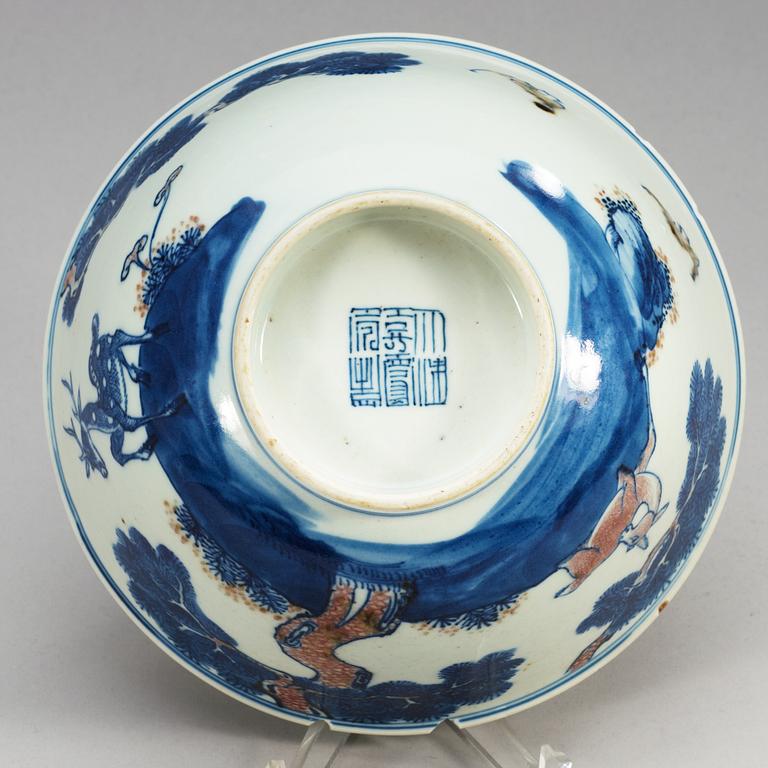 SKÅL, porslin. Qing dynastin, 1800-tal, med Jiaqing sigillmärke.