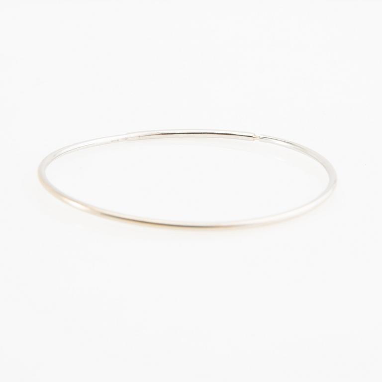 Armring, 18K vitguld med runda briljantslipade diamanter.