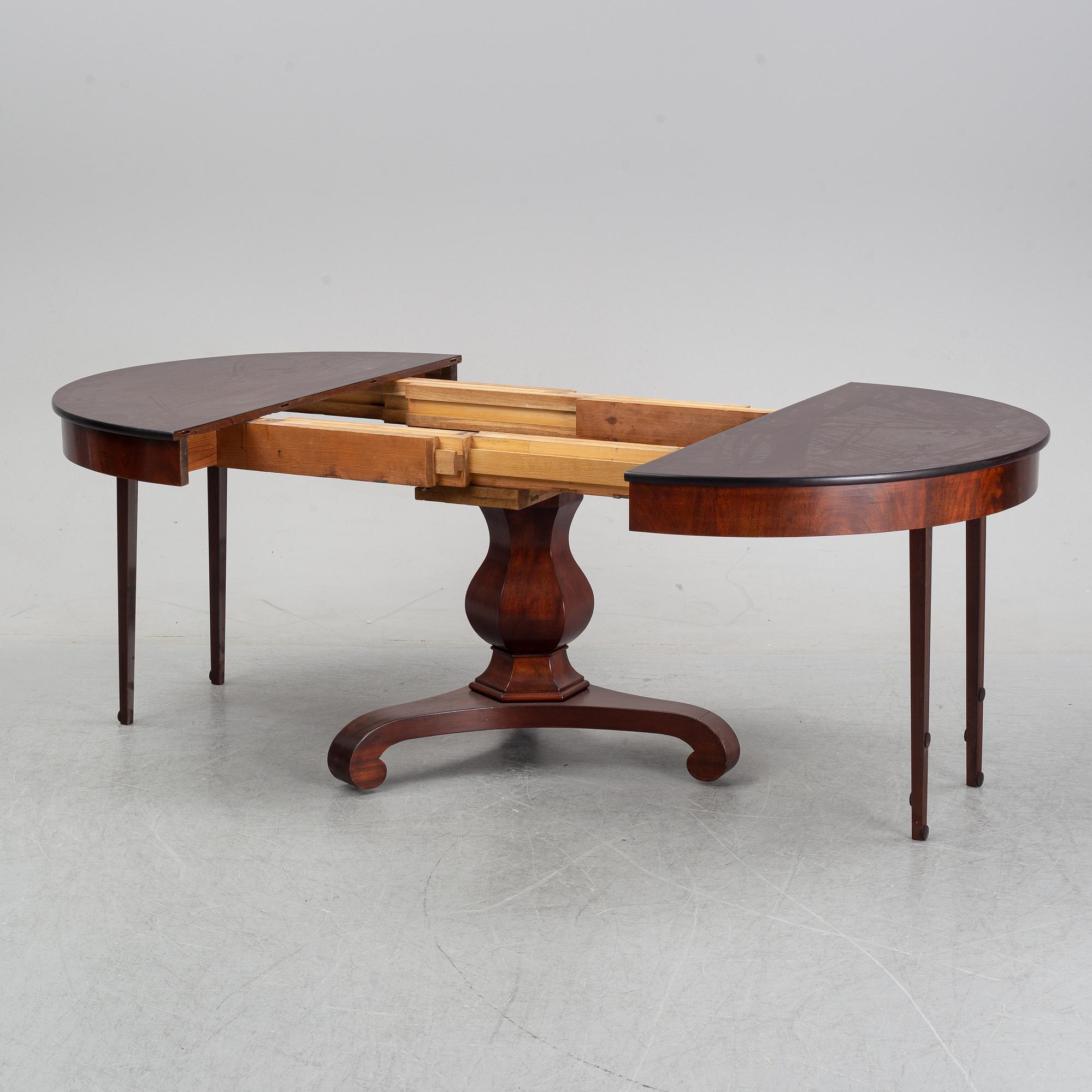 A Karl-Johan style dining table, first half of the 20th century.