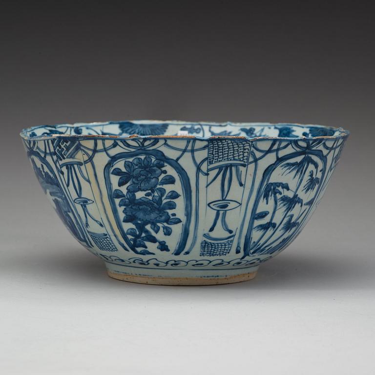 A large blue and white bowl, Ming dynasty, Wanli (1573-1620).