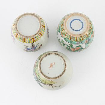 Two jars, a bowl, a vase and a container with cover, porcelain, China, 19th and 20th century.