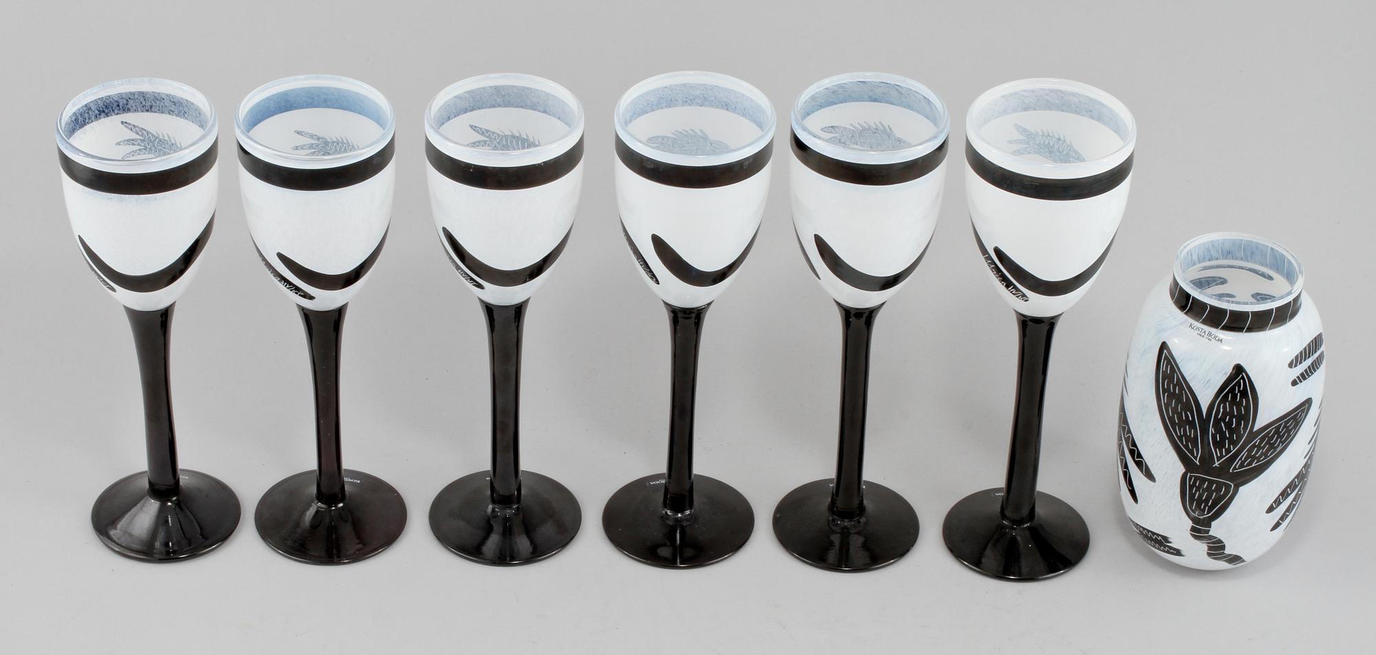 VINGLAS, 6 st, samt VAS, Ulrica Hydman-Vallien, Kosta Boda, signerade. 1900-talets senare del.