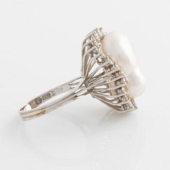 Ring in 18K gold with a baroque cultured pearl and round brilliant-cut diamonds.