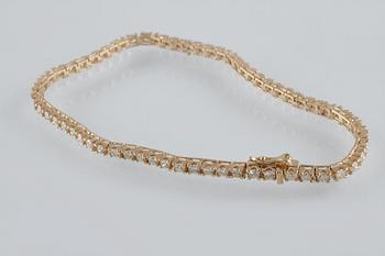 ARMBAND, 18K guld med briljantslipade diamanter ca 2.25 ct. Vikt 7,5 gram.