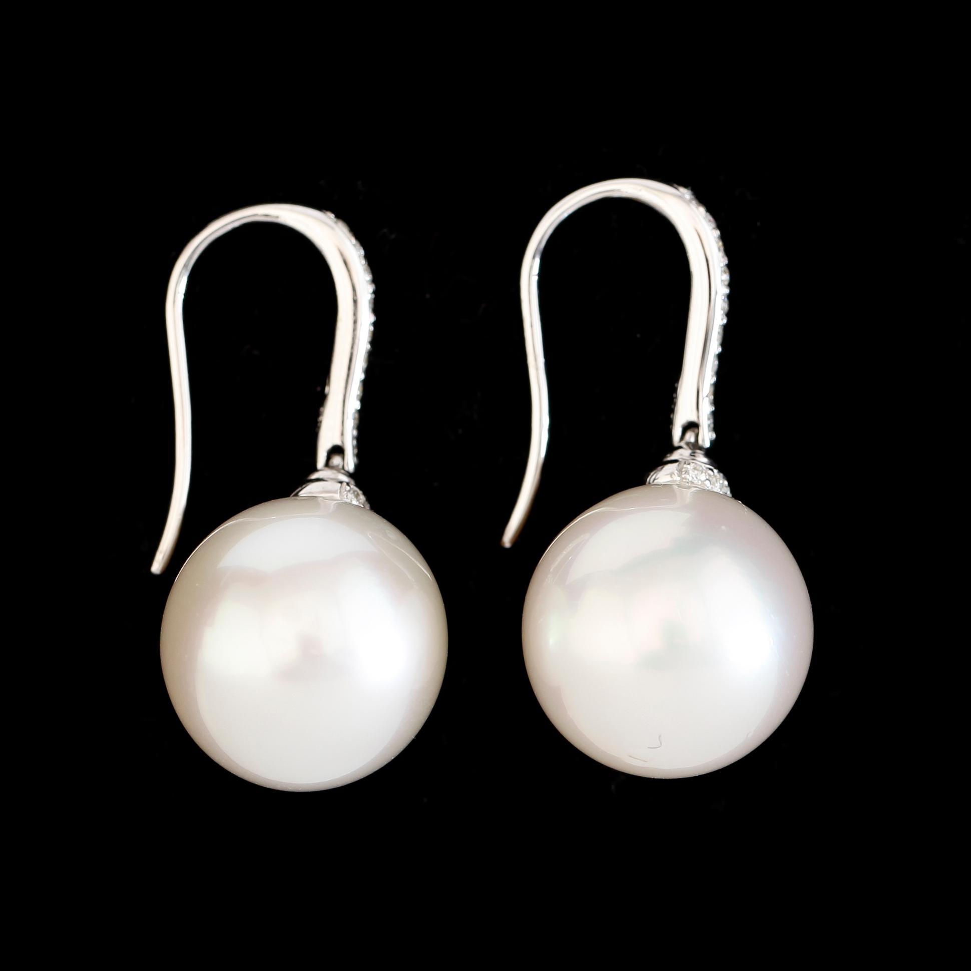 ÖRHÄNGEN, 1 par, 18K vitguld, diamanter tot ca 0.18 ct, vittonade South Seapärlor.