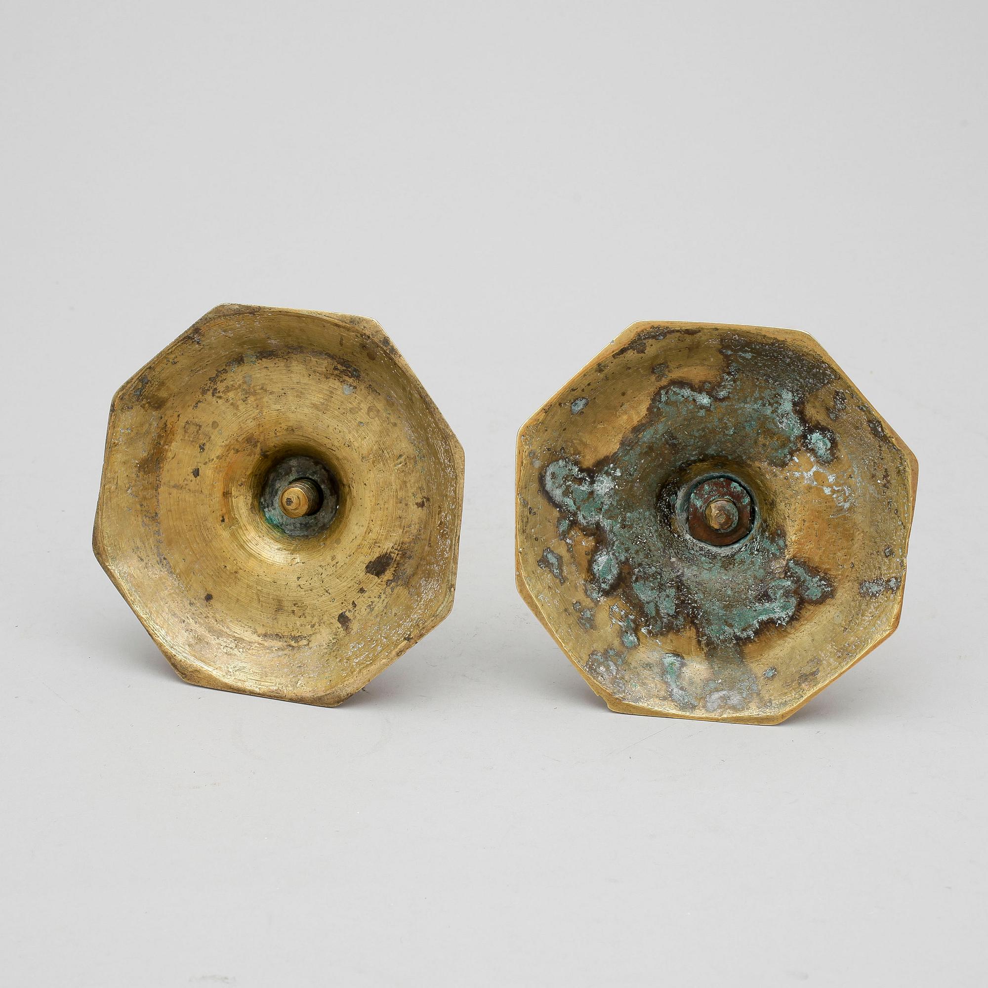 LJUSSTAKAR, 2 st snarlika, mässing, barock 1700-tal.