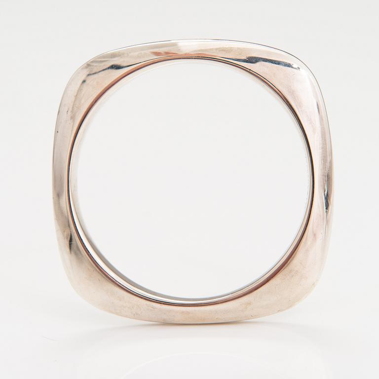 TIFFANY & CO, A sterling siler bangle.