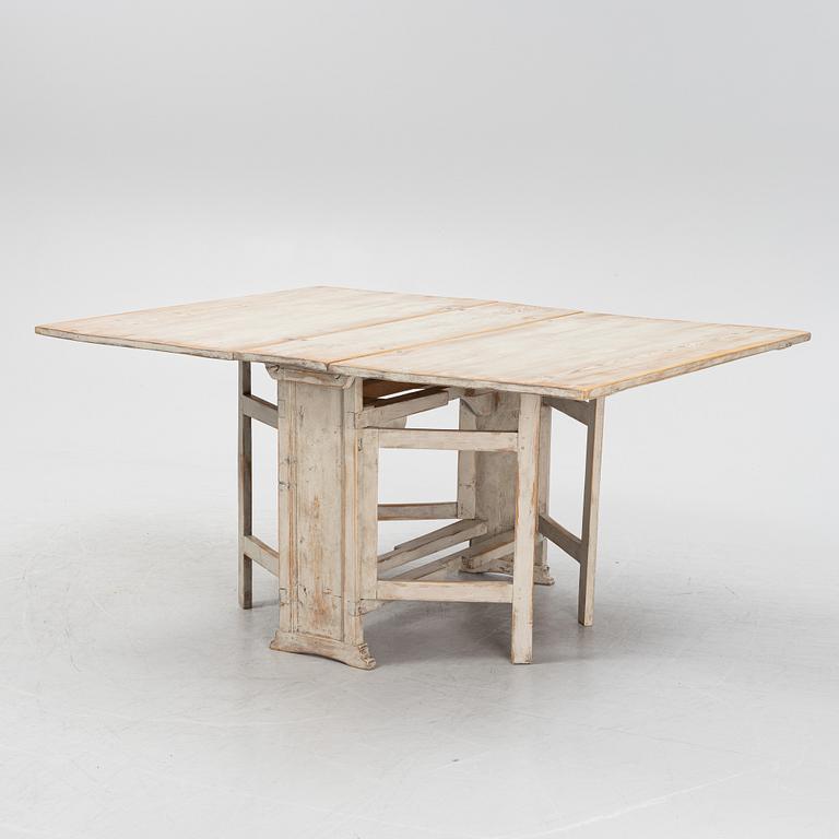 A gate-leg table, 19th Century.