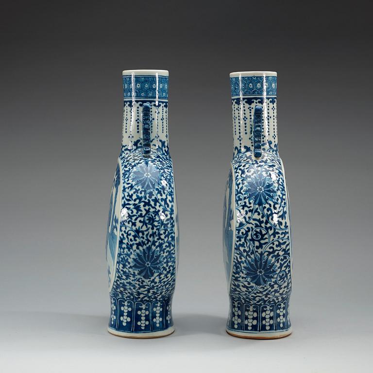 PILGRIMSKRUS, ett par, porslin. Sen Qing dynasti (1644-1912) med Kangxi fyra karaktärers märke.