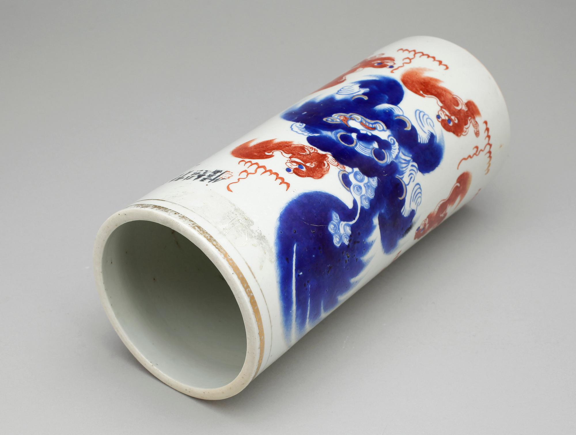 PENSELVAS och BOJAN, Kina, porslin, 1900-talets första hälft.