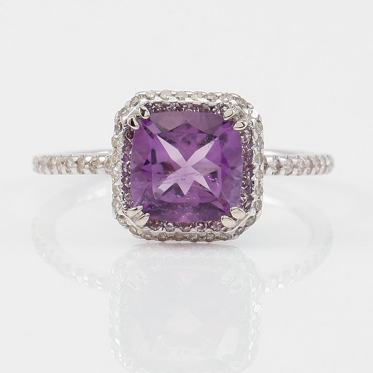 RING, 14K vitguld, diamanter tot ca 0.50 ct. och ametist.