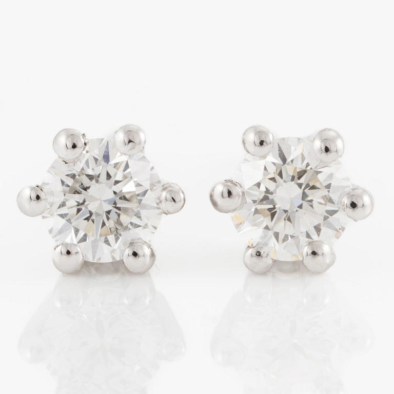 A pair of earrings in 18K gold set with round brilliant-cut diamonds.