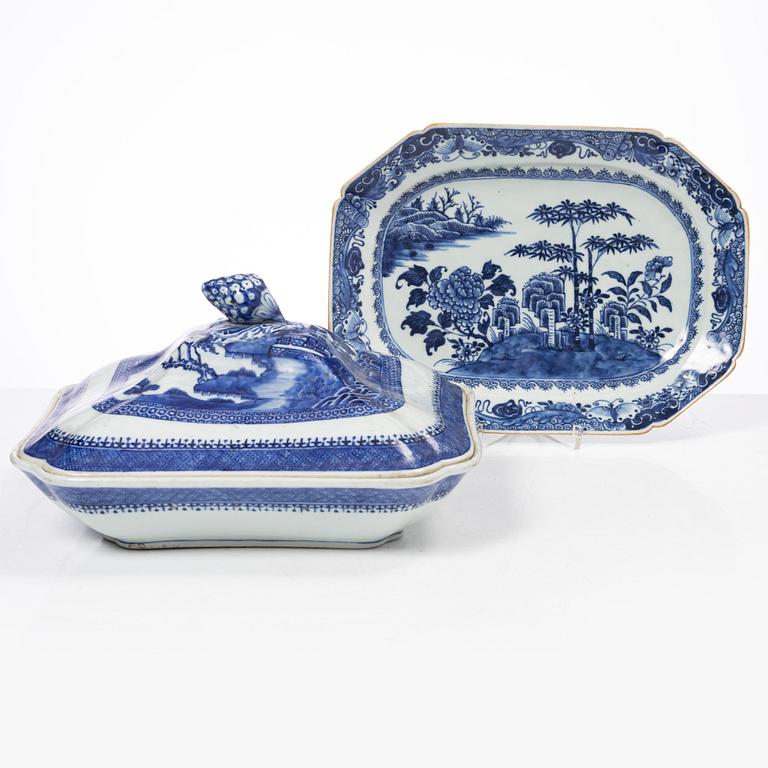 A Chinese blue and white porcelain tureen with cover and a serving dish, Qing dynasty, Qianlong and Jiaqing.