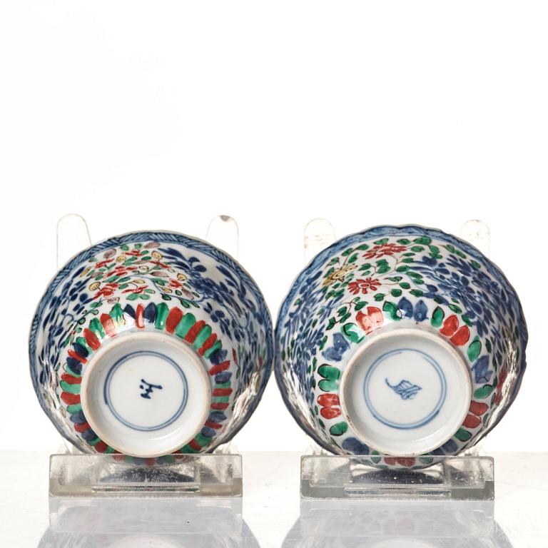 A pair of famille verte cups with stands, Qing dynasty, Kangxi (1662-1722).