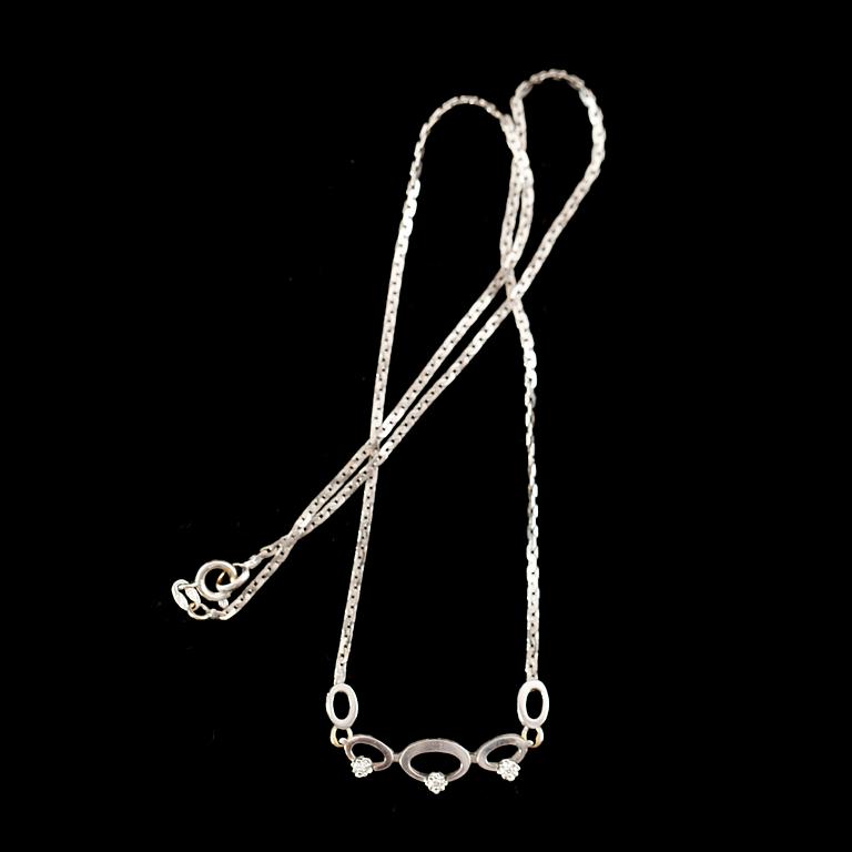 COLLIER, 18 k vitguld med 3 mindre briljanter. Totalvikt 6 g.