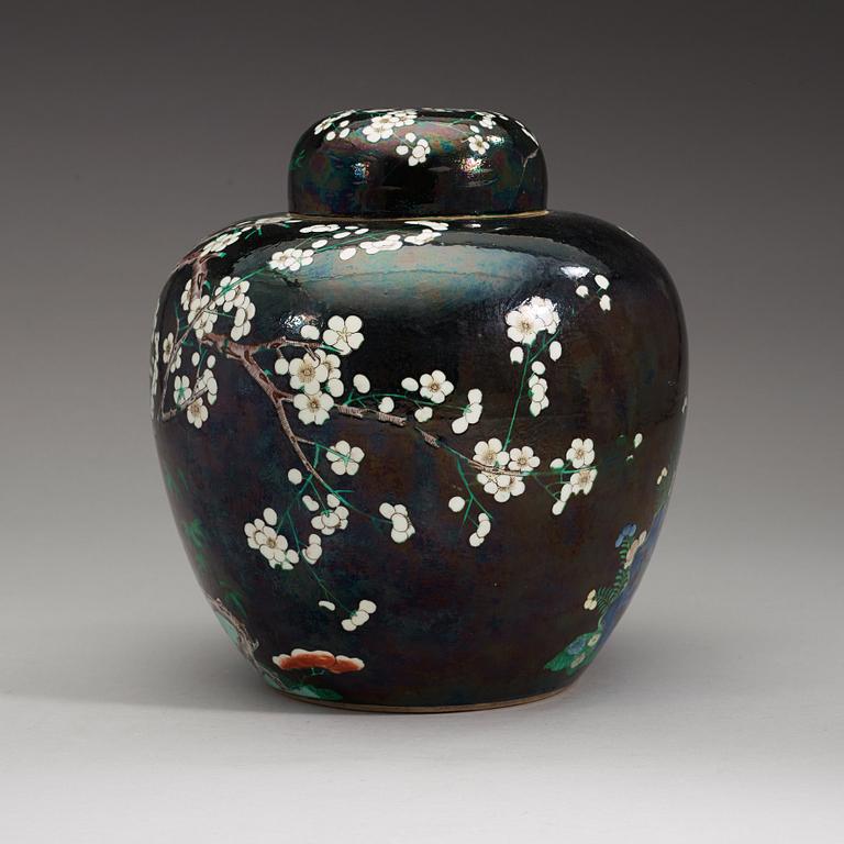 A 'famille noire' jar with cover, late Qing Dynasty (1644-1912).