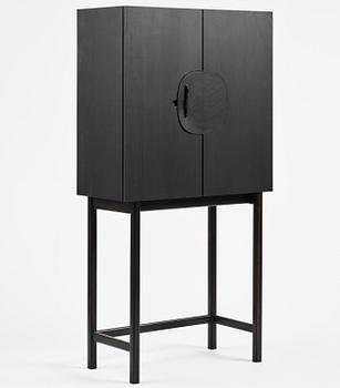 Mathieu Gustafsson, skåp, prototyp, "Tecknaren", utfört av snickarmästarna Markus Karlbom & Hannu Hietamäki, Burhult, 2024.