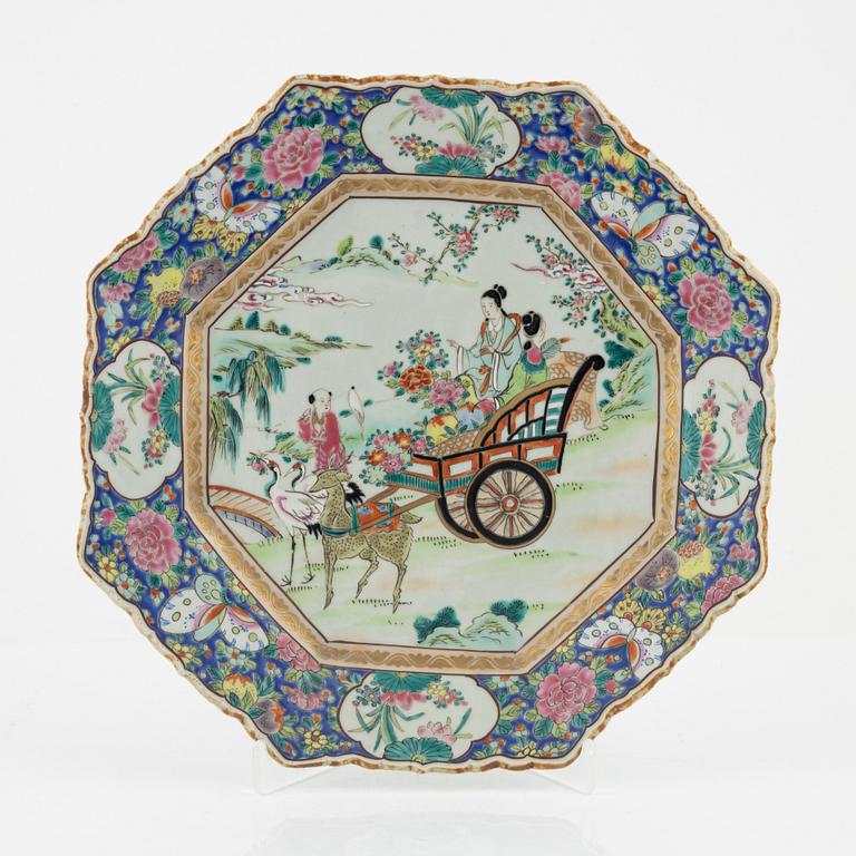 An octagonal porcelain dish, Japan, mid/first half of the 20th century.