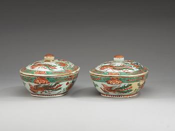 TERRINER med LOCK, ett par, porslin. Qing dynastin, Kangxi (1662-1722).