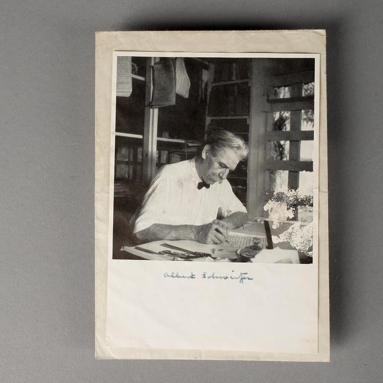 ALBERT SCHWEITZER (1875-1965), signerat foto.