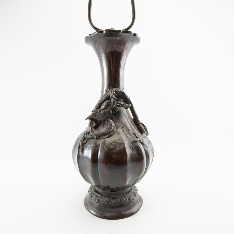 Bordslampa Kina 1900-talets första hälft patinerad brons.