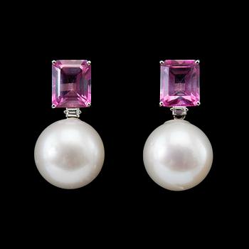 A PAIR OF EARRINGS, south sea pearls 16 mm, tourmalines 11x9 mm, baguette cut diamonds c. 0.20 ct. 18K white gold.