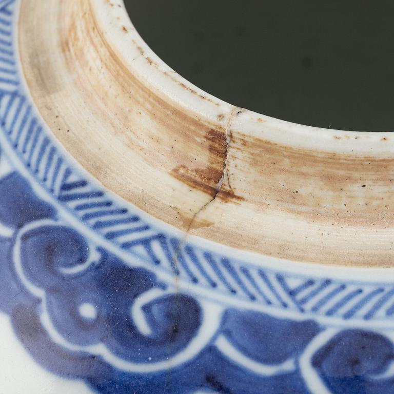 A chinese blue and white porcelain ginger jar, Qing dynasty, 18/19th century.