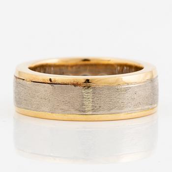 Ring 18K gold with round brilliant-cut diamonds.