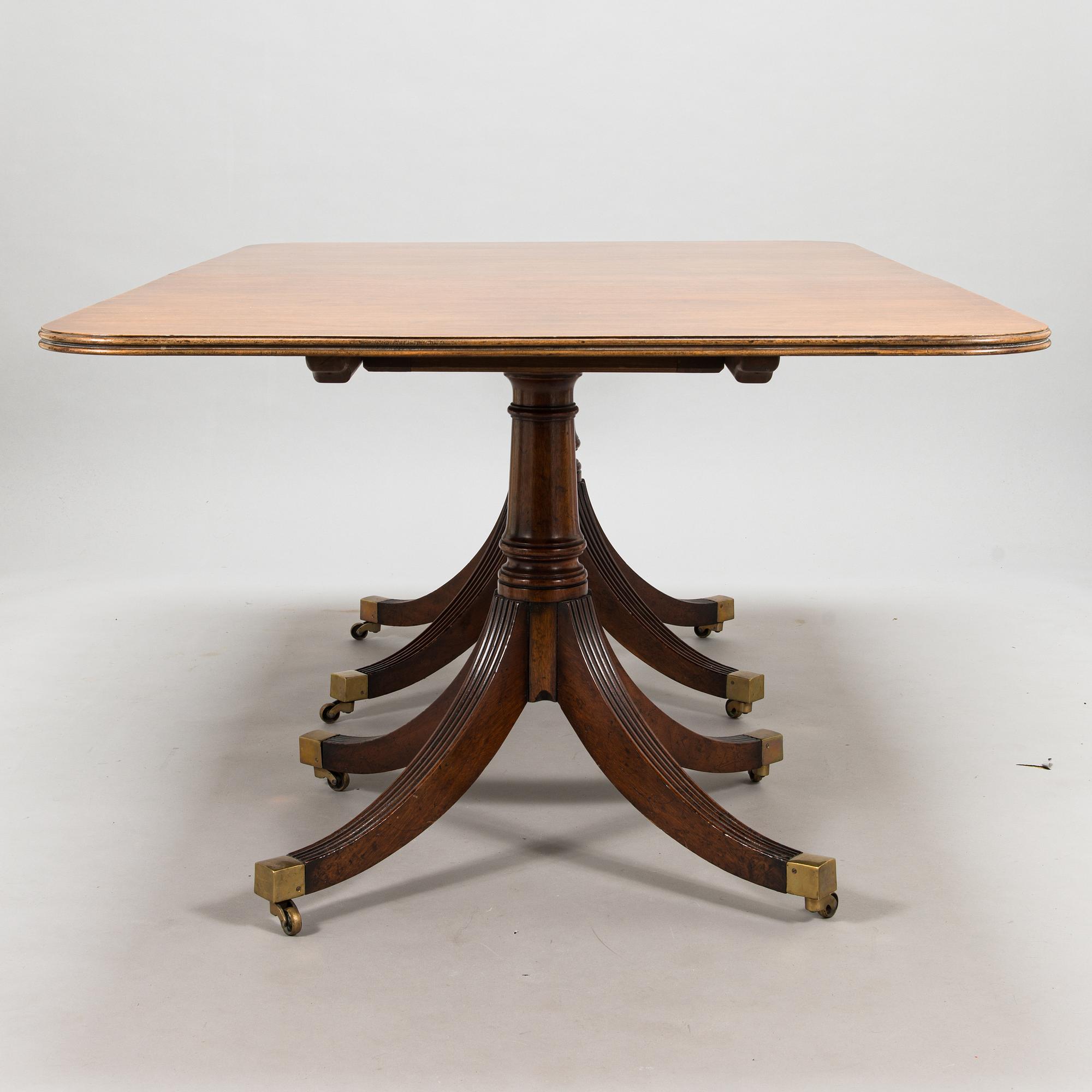 Matbord och 8 stolar, mahogny, tageltyg, England, 1900-talets första hälft.