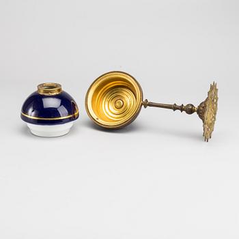 VÄGGFOTOGENLAMPA, porslin och mässing, Berlin 1800-talets första hälft.