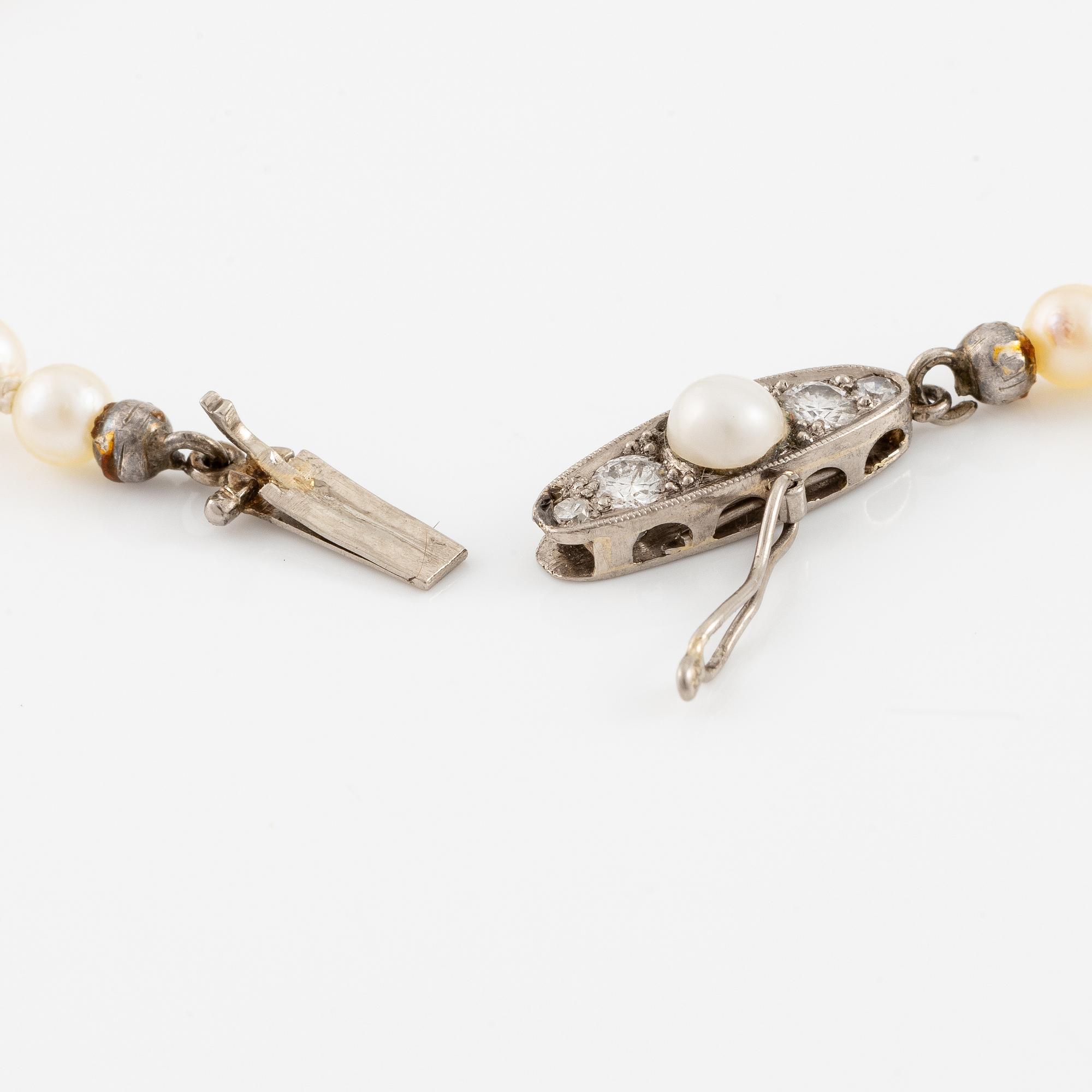 Pearl necklace, with graduated cultured pearls, clasp in gold set with brilliant-cut diamonds and a pearl.