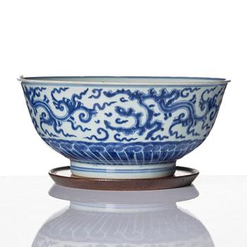 Skål, porslin. Qingdynastin, Yongzheng (1723-35).