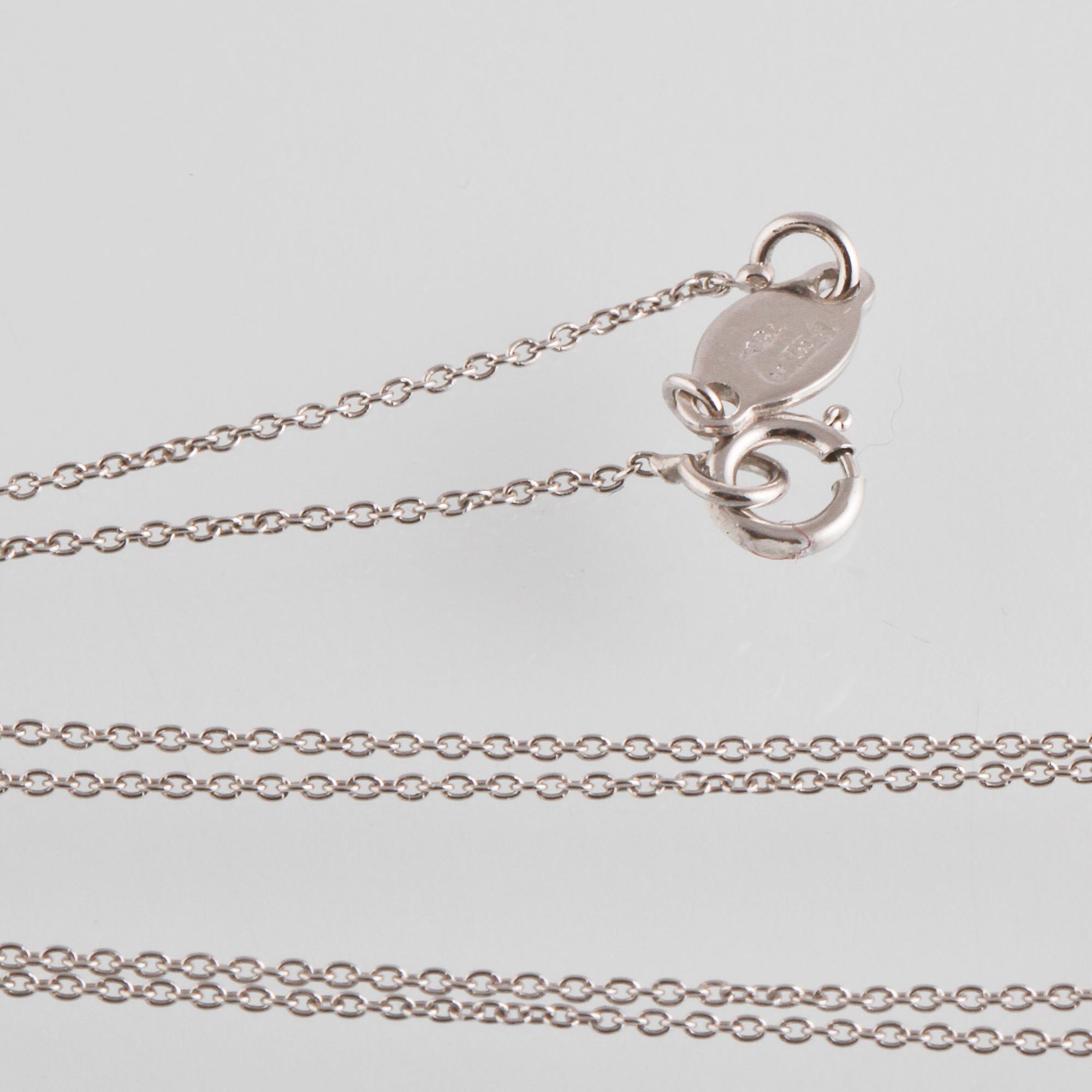 HÄNGE, 18K vitguld med fasettslipad rubin ca 0.87 ct samt briljantslipade diamanter ca 0.23 ct. Vikt 2,6 gram.