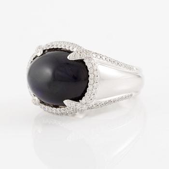 Ring in 18K white gold with opal and brilliant-cut diamonds.