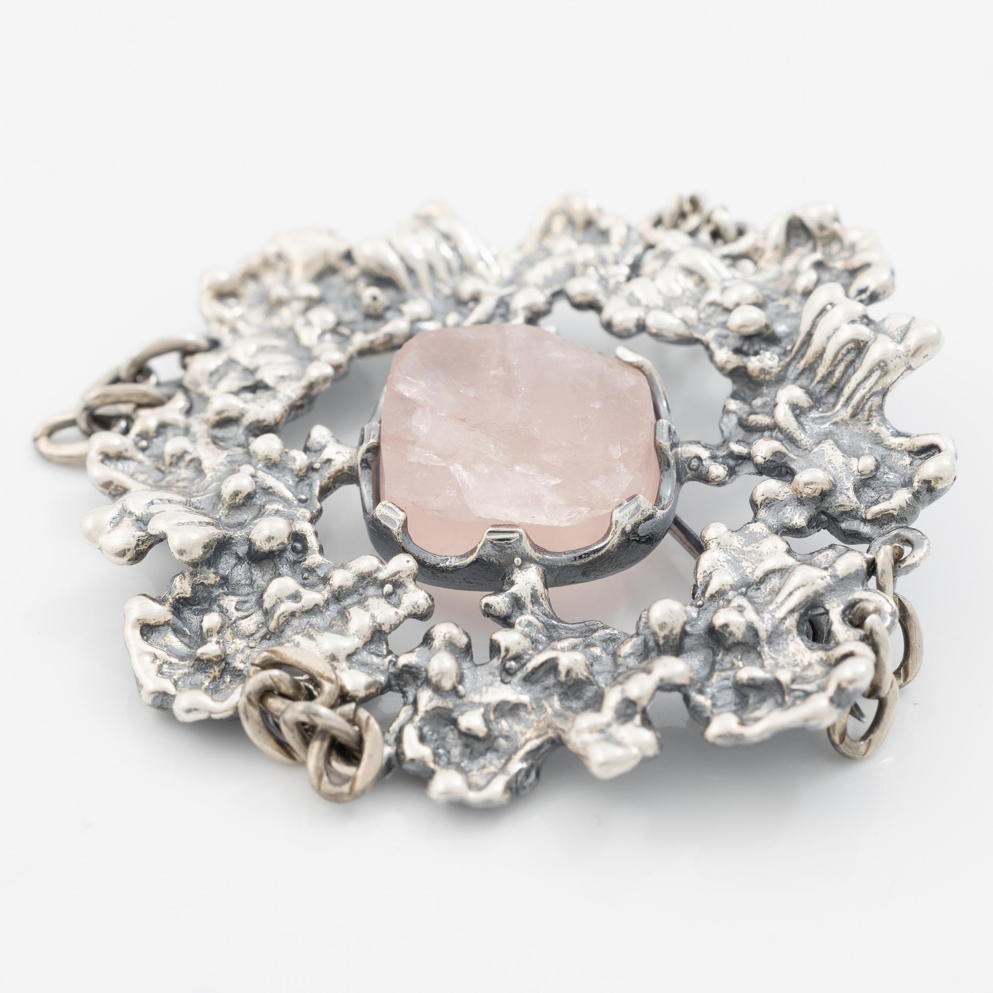 Four silver jewellery pieces: three brooches and a pair of cufflinks. With rose quartz and tiger’s eye. Finnish designers.
