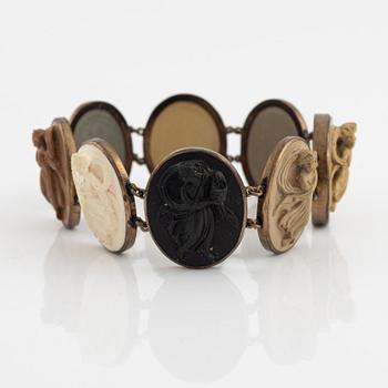 Armband och brosch med lavacaméer.