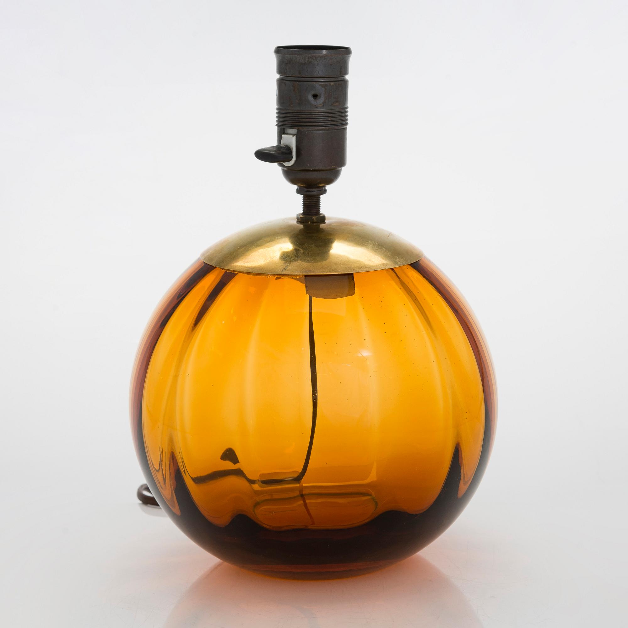 A 1930s-40s model 12501 table lamp, manufacturer Kauklahden Lasitehdas, Finland.