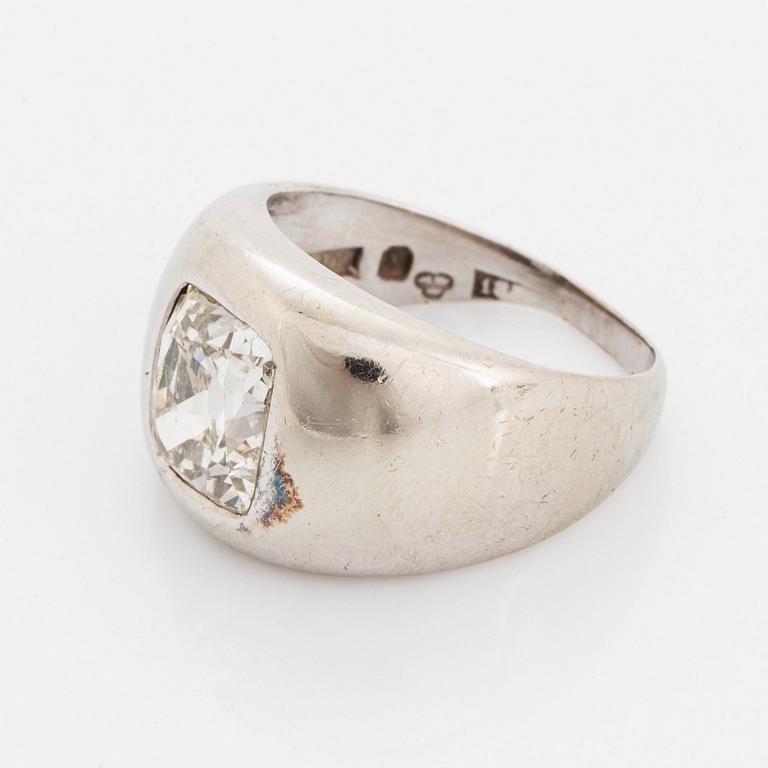 Ring 18K vitguld med en cushionformad gammalslipad diamant.