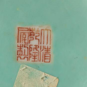 VAS, porslin. Kina, Troligen Republik, 1900-tal med Qianlong sigillmärke.
