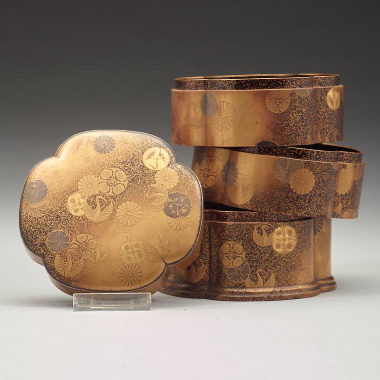 A Japanese lacquer box, Meiji period (1868-1912).