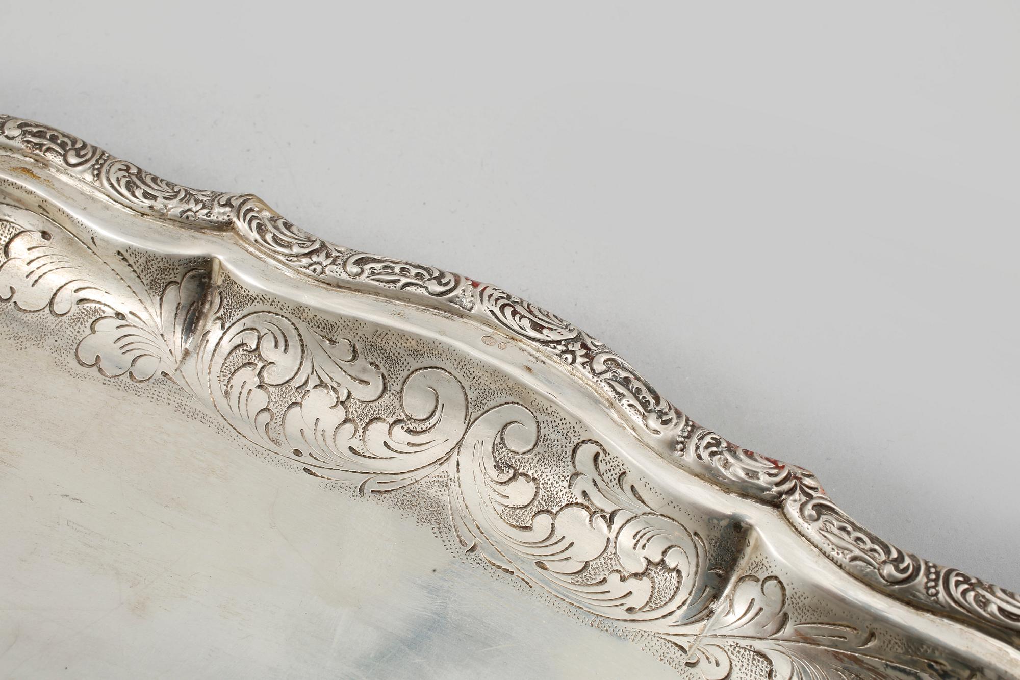 BRICKA, silver, otydliga stämplar, 1900-talets första hälft, vikt 1440 g.