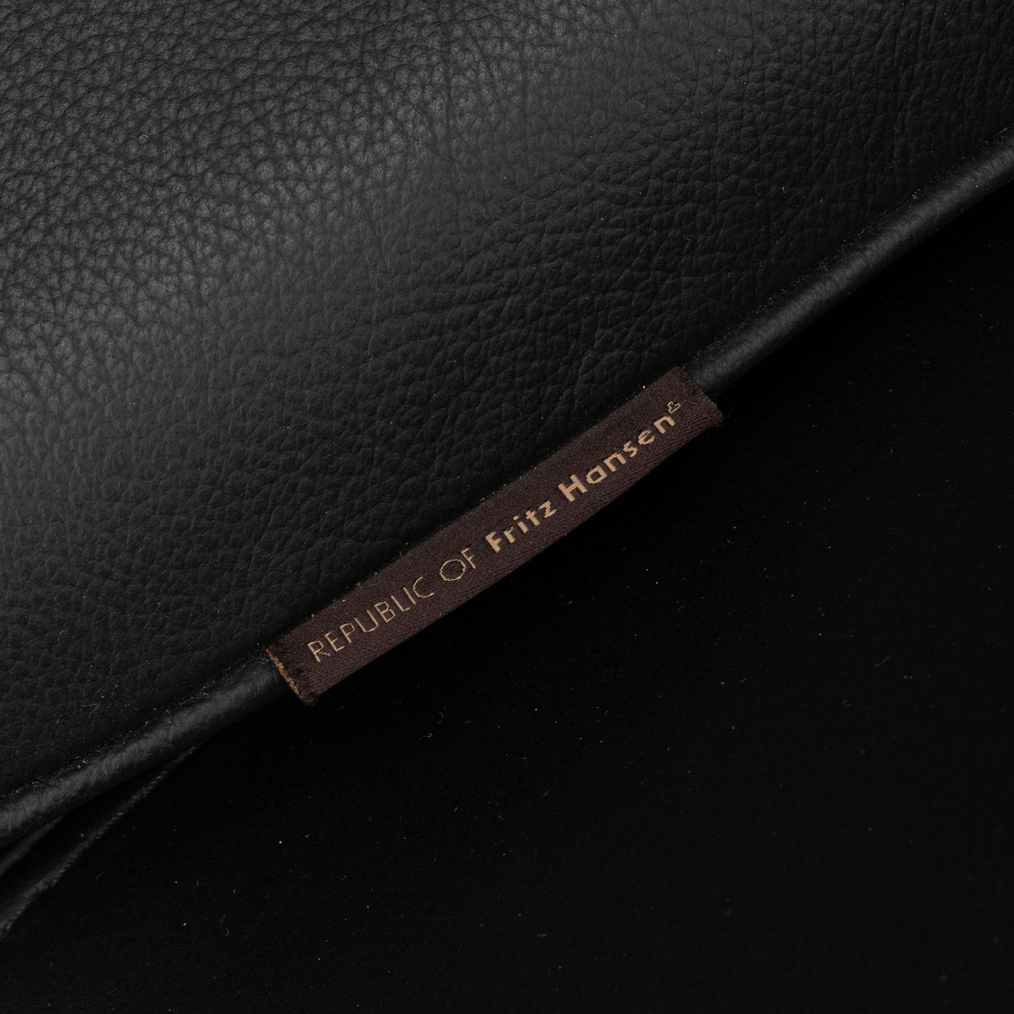 Arne Jacobsen, fåtölj med fotpall, "Ägget", Fritz Hansen, Danmark, 2016.