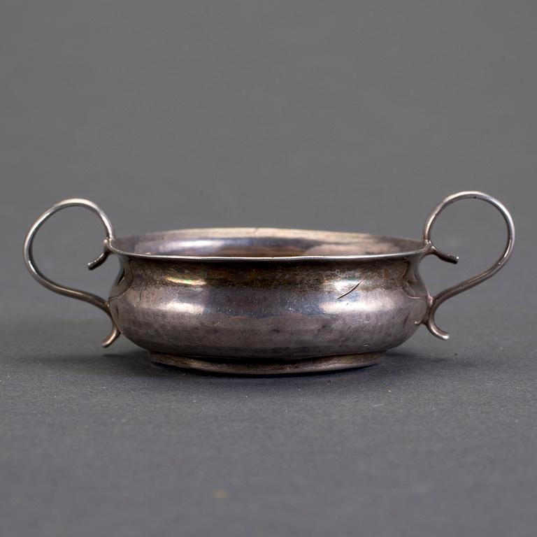 MINIATYRSKÅL/SALTKAR, silver, London, 1706. Vikt 13,7 g.