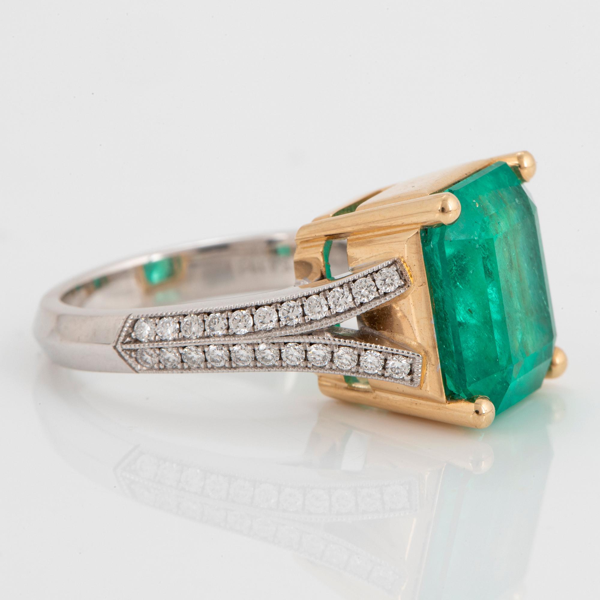An 18K gold ring set with a Colombian emerald 8.10 cts.