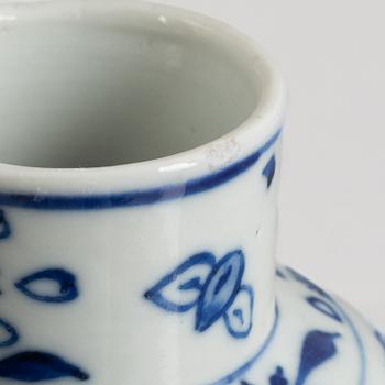 A blue and white porcelain vase, China, Qing dynasty, 19th century.