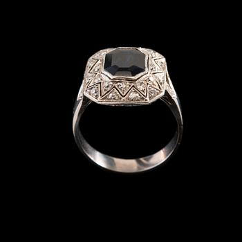 A RING, untreated sapphire c. 2.90 ct, 8/8 cut diamonds c. 0.40 ct. 18K white gold. Size 17,5. Weight 6,4 g.